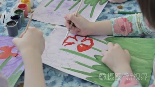 儿童在幼儿园绘画视频