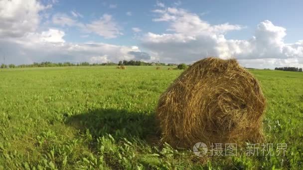 在草地上，时间推移 4 k 草垛