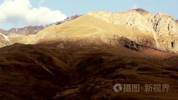 高加索山脉在晴天阴天视频