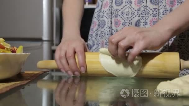 女人准备面团烹煮食物视频