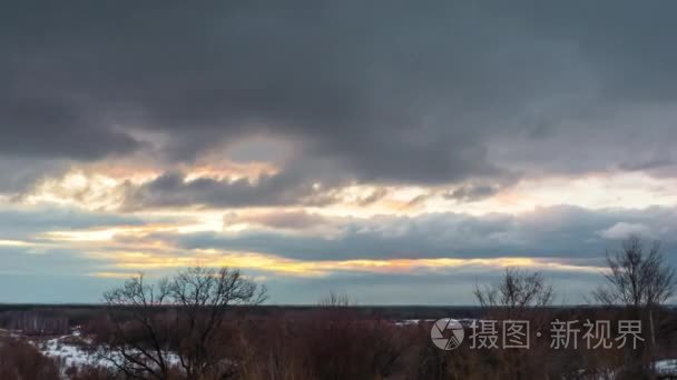 暴风雨的乌云和云漂浮在天空视频