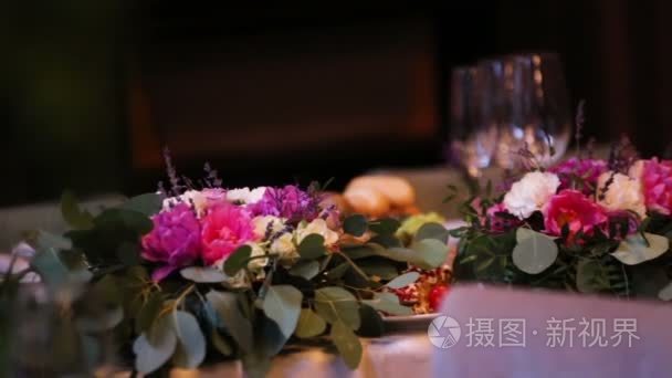 美丽的婚礼装饰用花卉做成的不同种类和颜色在一家高档餐馆婚礼桌上
