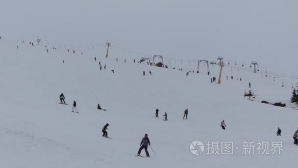 人是滑雪和滑雪板在山视频