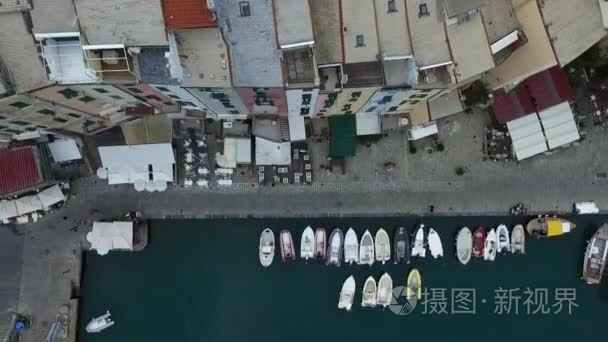 用小船在圣地牙哥，意大利一个小码头的垂直航拍视频