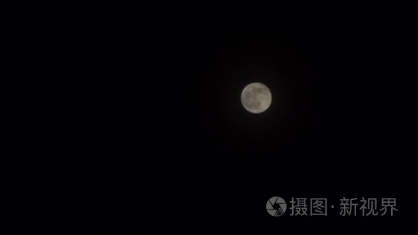 月亮照亮了夜晚的天空和大地视频
