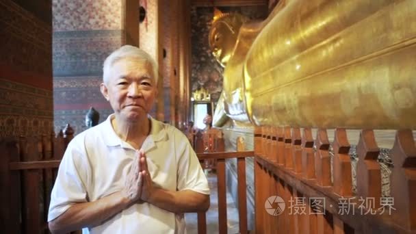亚洲男子高级旅游参观卧佛，卧佛雕像在曼谷，泰国佛寺