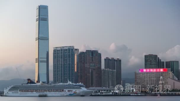 香港  中国天际线全景与横跨维多利亚海港晚上的摩天大楼 timelapse