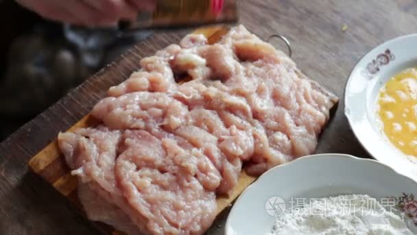 在家里的厨房里烹饪肉排骨视频