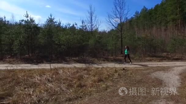 成熟的女人沿着森林步道视频