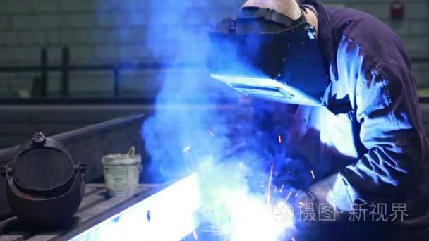 工人焊接金属的防护口罩视频