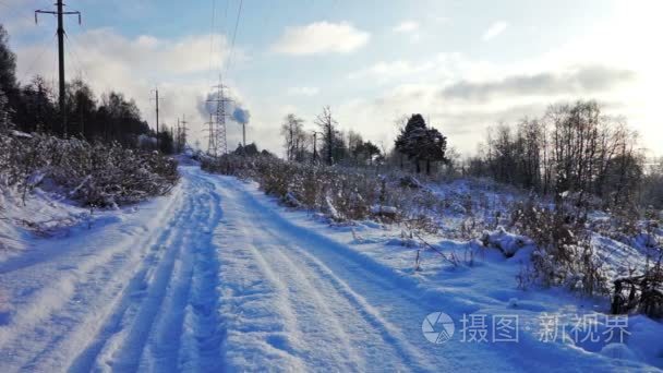 寒冷的冬日雪场路视频