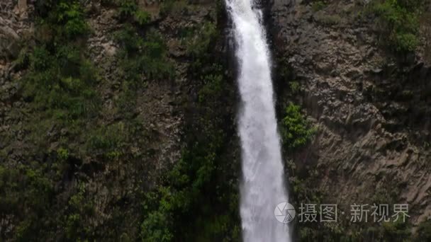 厄瓜多尔阿戈扬瀑布空中倾斜视频