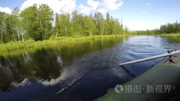 漂浮在橡皮船用桨在湖上视频