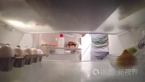 一个鸡蛋从冰箱里的家伙视频