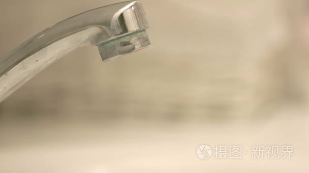 水从水龙头滴眼液视频