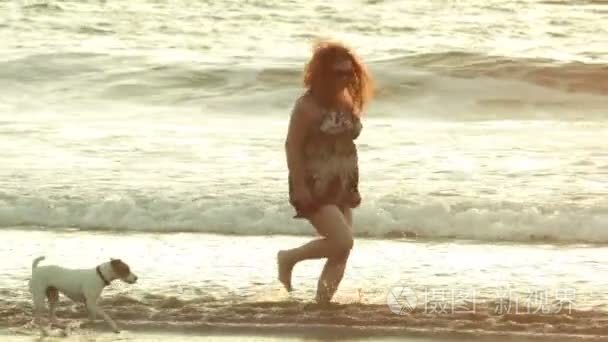 在海滩上优美丰满的女人视频