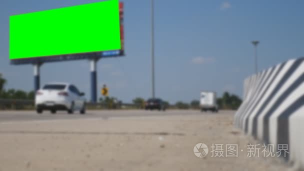 绿屏广告牌附近道路视频