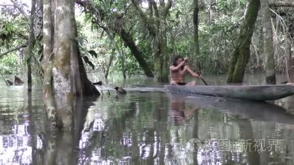 木制的独木船上的土著猎人