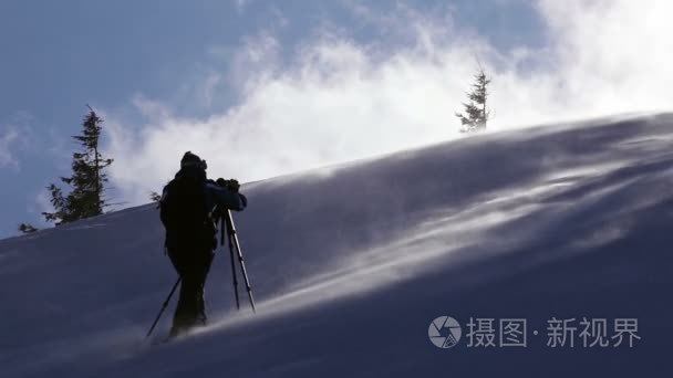 摄影师工作在冬天山