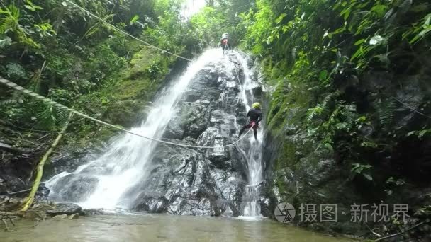 亚洲男子旅游瀑布速降视频