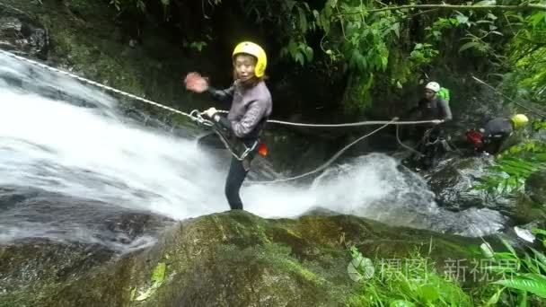亚洲女孩速降厄瓜多尔雨林的瀑布
