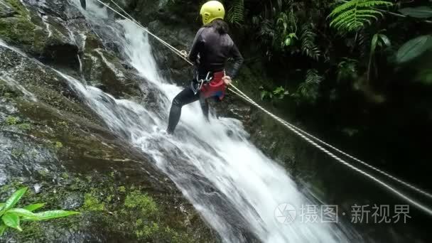 亚洲女孩速降厄瓜多尔雨林的瀑布
