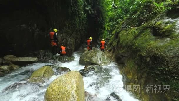 集团的游客探索厄瓜多尔峡谷视频