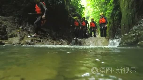 集团的游客探索厄瓜多尔峡谷