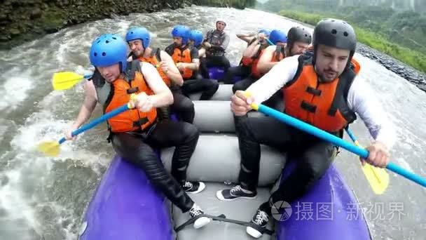 白水漂流船被巨浪泼水