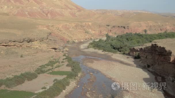 与河流流向阿特拉斯山峡谷视频