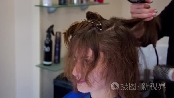 美发师干头发女性头发吹风机