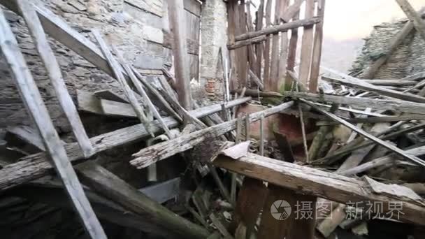 被地震摧毁的房子视频