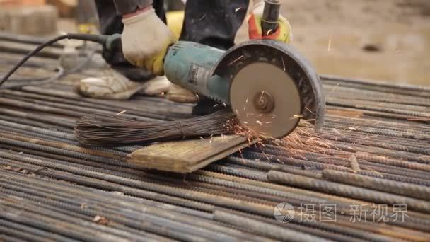 用角磨机工作的一个人视频- 00:211080p在智能手机