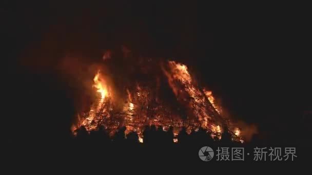 复活节与巨大篝火晚会视频