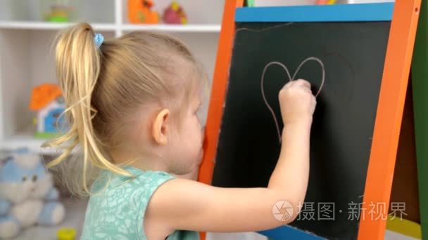 小女孩用粉笔绘画视频