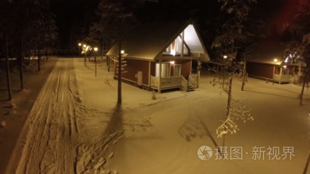 小村庄在冬天的夜晚