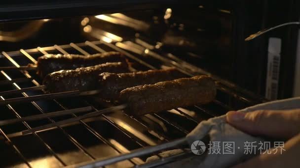 烤箱里煮烤肉串视频