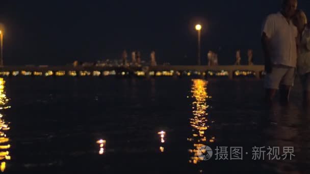 高级夫妇和蜡烛在夜幕下的海视频