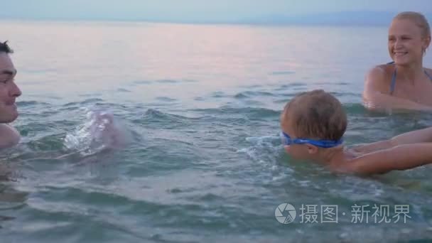 幸福的家庭度假水中乐趣视频