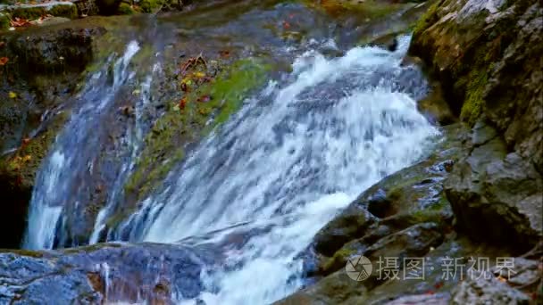 层叠的山间小溪流淌下来的水视频