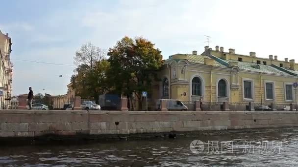 从水的圣彼得斯堡的街景视频