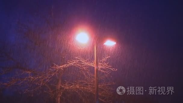 四月的雨雨雨的天空视频