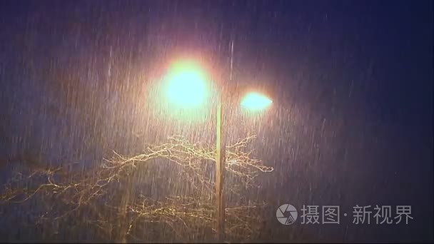 四月的雨雨雨的天空视频