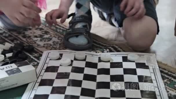 孩子们玩跳棋视频