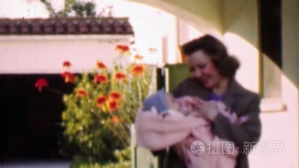 母亲抱着刚出生的婴儿视频
