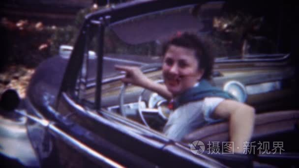 女人驾驶敞篷汽车视频