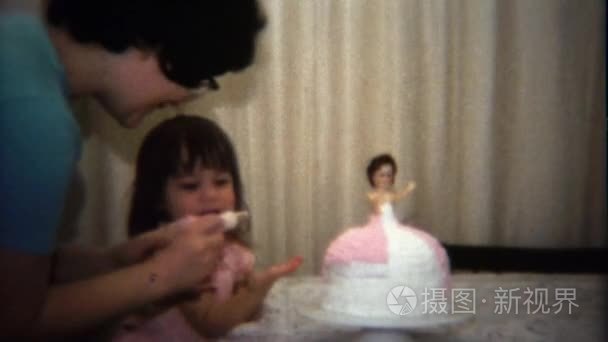 母亲和女儿分享公主蛋糕视频