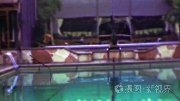 酒店度假村游泳池与躺椅视频