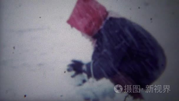 孩子建立雪人在冬季风暴视频