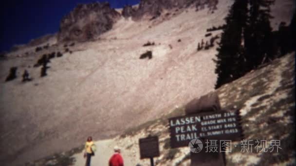 拉森峰的小径远足登山口标志视频
